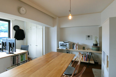東京23区にある小さなコンテンポラリースタイルのおしゃれなアトリエ・スタジオ (白い壁、茶色い床) の写真