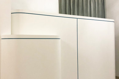 名古屋にあるお手頃価格の小さなヴィクトリアン調のおしゃれなアトリエ・スタジオ (白い壁、クッションフロア、暖炉なし、造り付け机、白い床) の写真