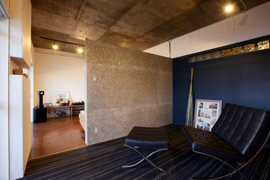 Ejemplo de despacho industrial con paredes blancas, suelo de madera oscura y suelo marrón