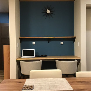 Idéer för att renovera ett litet vintage hemmastudio, med vita väggar, mellanmörkt trägolv, ett fristående skrivbord och brunt golv