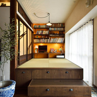 Cette photo montre un bureau asiatique avec un mur blanc, un sol de tatami, un bureau intégré et un sol marron.