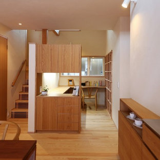 Asiatisches Arbeitszimmer mit weißer Wandfarbe, braunem Holzboden, Einbau-Schreibtisch und braunem Boden in Fukuoka