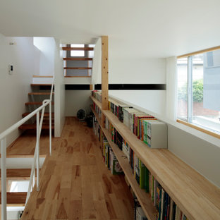Cette photo montre un bureau moderne de taille moyenne avec un mur blanc, un sol en bois brun, un bureau intégré, un sol marron, un plafond en lambris de bois et du lambris de bois.