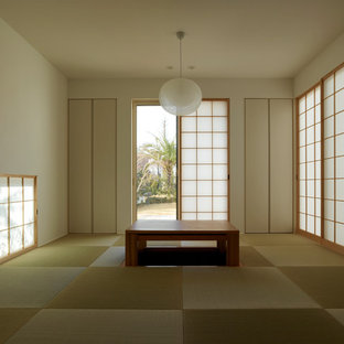 Cette photo montre un bureau moderne avec un sol de tatami.