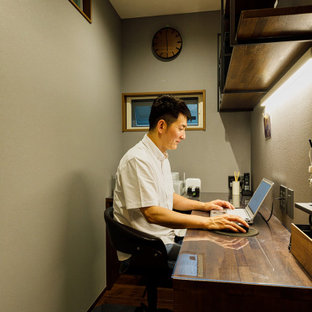 Mittelgroßes Modernes Arbeitszimmer mit Arbeitsplatz, grauer Wandfarbe, dunklem Holzboden, Einbau-Schreibtisch, braunem Boden, Tapetendecke und Tapetenwänden in Tokio Peripherie