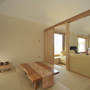 Réalisation d'un petit bureau asiatique avec un mur blanc, un sol de tatami et un sol beige.