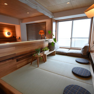 Réalisation d'un bureau nordique avec un mur blanc, un sol de tatami, aucune cheminée et un bureau intégré.