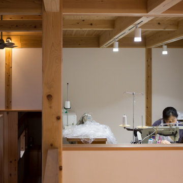 【木造真壁スキップハウス】裁縫風景