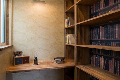 名古屋にある北欧スタイルのおしゃれなホームオフィス・書斎 (茶色い壁、無垢フローリング、造り付け机、茶色い床) の写真
