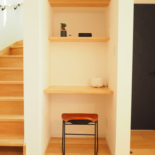 Idée de décoration pour un petit bureau minimaliste avec un mur blanc, un sol en bois clair, un bureau intégré, un sol beige, un plafond en papier peint et du papier peint.