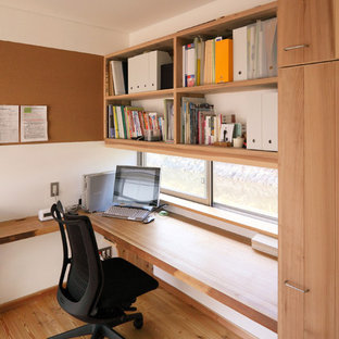 Inspiration pour un petit bureau asiatique avec un sol en bois brun, un bureau intégré et un sol marron.