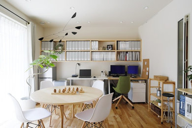 京都にあるモダンスタイルのおしゃれなホームオフィス・書斎 (白い壁、無垢フローリング、自立型机、茶色い床) の写真