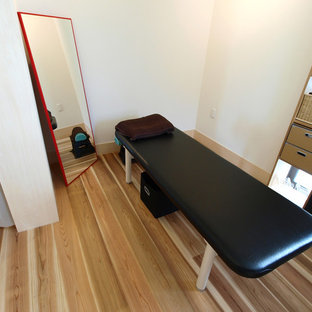 Idee per una sala pesi scandinava con pareti bianche, parquet chiaro e pavimento beige
