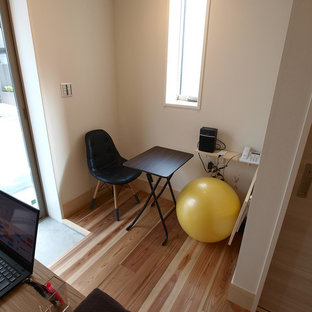 Esempio di una sala pesi scandinava con pareti bianche, parquet chiaro e pavimento beige