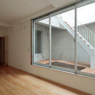 Ispirazione per una sala pesi minimalista di medie dimensioni con pareti bianche, parquet chiaro, pavimento beige e soffitto in perlinato