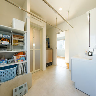 Inspiration för små industriella vitt grovkök, med plywoodgolv, beiget golv, en integrerad diskho, släta luckor, vita skåp, bänkskiva i koppar och vita väggar