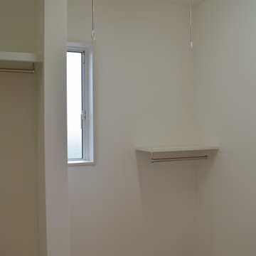 室内物干しスペースには、物干しグッズ用に便利なポール付き棚も。