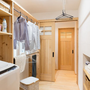 Ispirazione per una lavanderia multiuso etnica con nessun'anta, pareti bianche, parquet chiaro, pavimento beige e ante in legno scuro