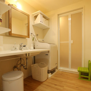 Foto di una lavanderia multiuso di medie dimensioni con pareti bianche, parquet chiaro, lavasciuga, pavimento beige, soffitto in perlinato e pareti in perlinato
