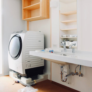 Idee per una grande lavanderia multiuso minimalista con lavello sottopiano, ante a filo, ante marroni, top in superficie solida, pareti bianche, pavimento in sughero, lavasciuga, pavimento marrone e top bianco
