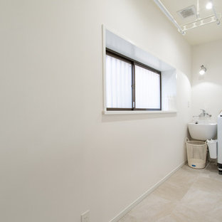 Foto di una piccola sala lavanderia design con lavello a vasca singola, pareti bianche, pavimento beige, soffitto in carta da parati e carta da parati
