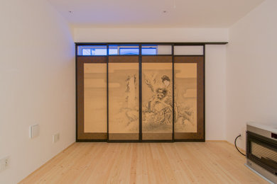 Diseño de salón minimalista con suelo de madera clara, papel pintado y papel pintado
