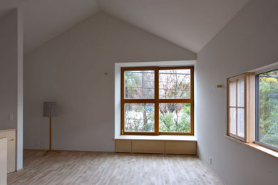 名古屋にある小さな北欧スタイルのおしゃれなLDK (白い壁、淡色無垢フローリング、ベージュの床) の写真