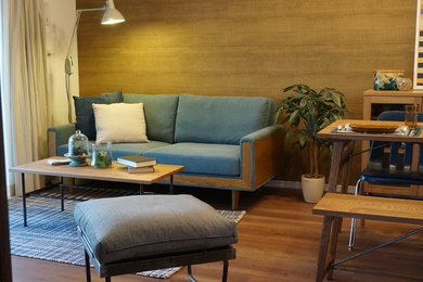 На фото: гостиная комната в стиле ретро с коричневыми стенами, полом из фанеры и коричневым полом без камина с