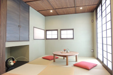 Foto de salón de estilo zen sin chimenea y televisor con paredes verdes, tatami y suelo marrón