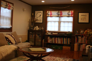 Inspiration for a shabby-chic style living room remodel in Kobe