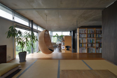 Foto de salón moderno con tatami, paredes blancas y suelo marrón
