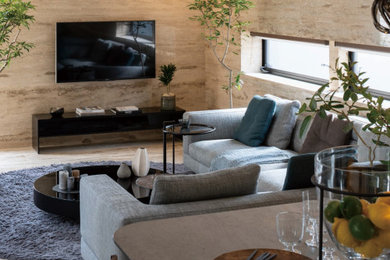 Diseño de salón minimalista con paredes beige, suelo de mármol, televisor colgado en la pared y suelo beige
