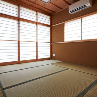 他の地域の広い和風のおしゃれな独立型リビング (フォーマル、茶色い壁、畳、テレビなし、緑の床) の写真