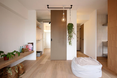 Ejemplo de salón para visitas abierto moderno pequeño sin chimenea con suelo de madera clara, suelo beige, papel pintado y paredes blancas