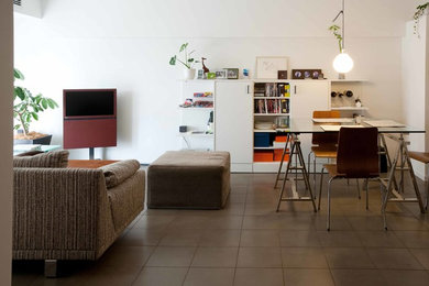 Diseño de salón ecléctico con paredes blancas, televisor independiente y suelo gris