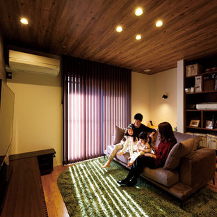 Immagine di un piccolo soggiorno moderno aperto con sala formale, pareti beige, pavimento in legno massello medio, TV a parete, pavimento marrone, soffitto in carta da parati e carta da parati