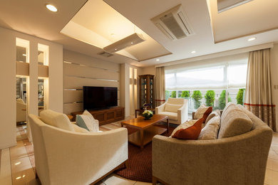 Asiatisches Wohnzimmer mit beiger Wandfarbe, Marmorboden, freistehendem TV und braunem Boden in Sonstige