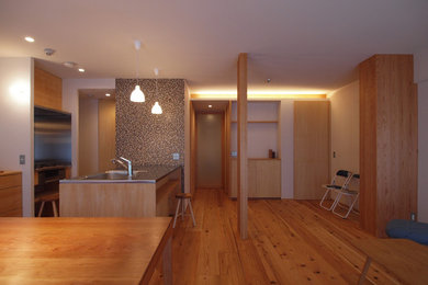 Modelo de salón abierto escandinavo con paredes blancas, suelo de madera en tonos medios y suelo marrón