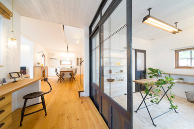Стильный дизайн: гостиная комната в стиле модернизм с белыми стенами и светлым паркетным полом - последний тренд