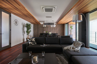 Modernes Wohnzimmer in Tokio Peripherie