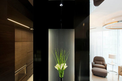 Imagen de salón para visitas abierto minimalista pequeño sin chimenea con paredes blancas y suelo de baldosas de cerámica