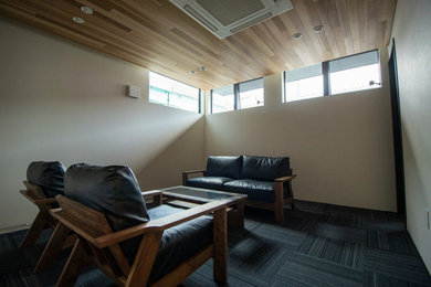 Diseño de salón para visitas cerrado minimalista sin chimenea y televisor con paredes blancas, moqueta, suelo gris, machihembrado y papel pintado