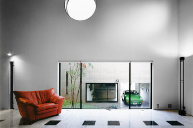 Imagen de salón abierto y blanco moderno de tamaño medio con paredes blancas, suelo de mármol, suelo blanco, machihembrado y machihembrado