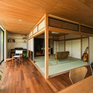 Offenes Asiatisches Musikzimmer mit weißer Wandfarbe, braunem Holzboden und grünem Boden in Sonstige