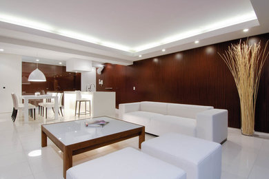 Ispirazione per un soggiorno moderno con pareti marroni, pavimento in marmo e pavimento bianco