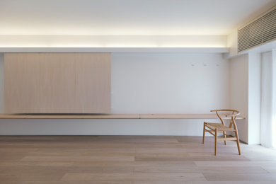 Foto de salón abierto minimalista pequeño sin chimenea con paredes blancas, suelo de madera en tonos medios, suelo beige, papel pintado y papel pintado