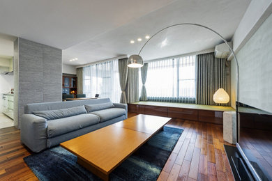 Modelo de salón abierto moderno de tamaño medio con paredes verdes y suelo de madera en tonos medios