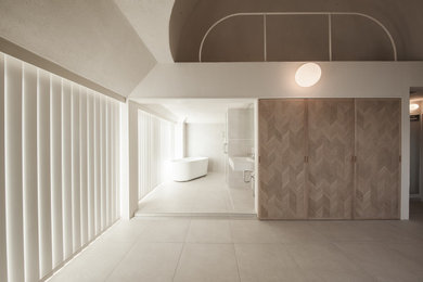 東京23区にあるおしゃれなLDK (白い壁、セラミックタイルの床、テレビなし、ベージュの床) の写真