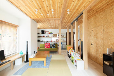 Foto de salón abierto de estilo de casa de campo sin chimenea con paredes blancas, suelo de madera clara y madera