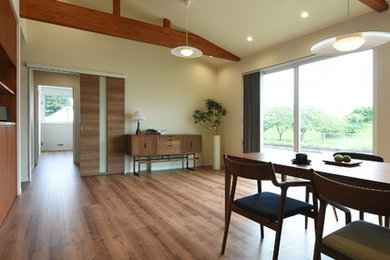 Imagen de salón abierto nórdico de tamaño medio con suelo de madera en tonos medios y televisor colgado en la pared